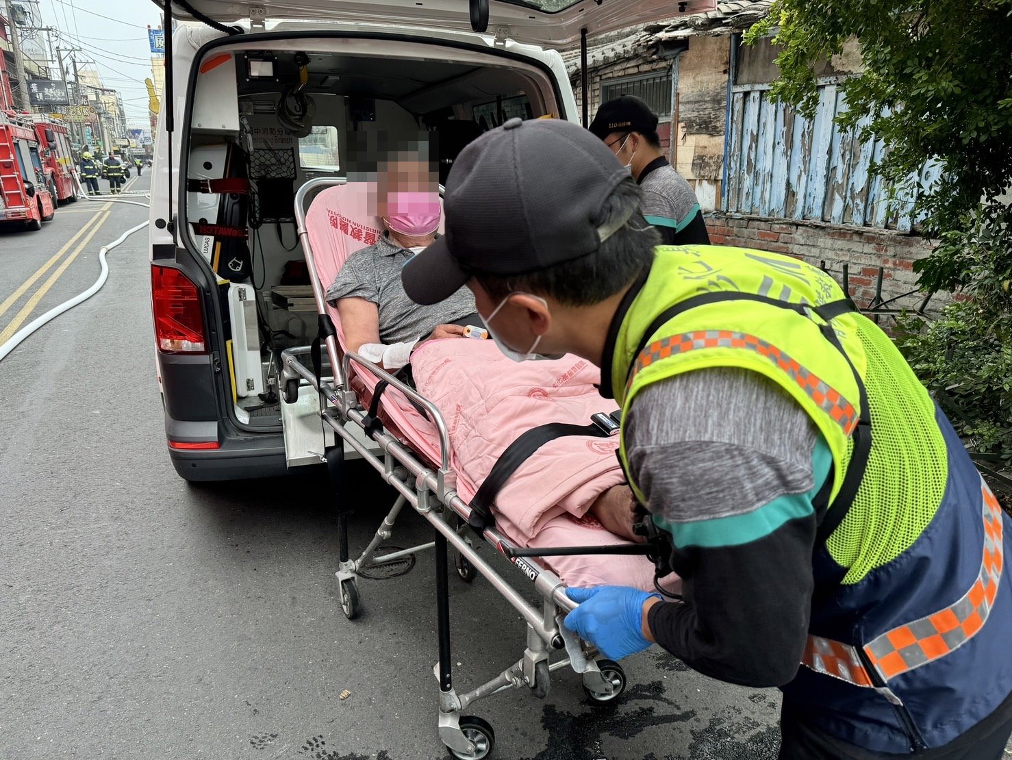 ▲田中鎮南北街發生火警，消防分隊在民宅空地發現受傷的85歲陳姓老翁，其四肢7%面積一度燒燙傷及嗆傷，送往田中仁和醫院，無生命危險。（記者張溎壕攝）