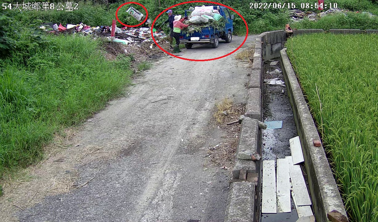 ▲水資源處在縣內各地區域排水建置了一系列被稱為「天眼」的移動攝影機，24小時蒐證取締偷倒垃圾。（彰化縣政府提供）