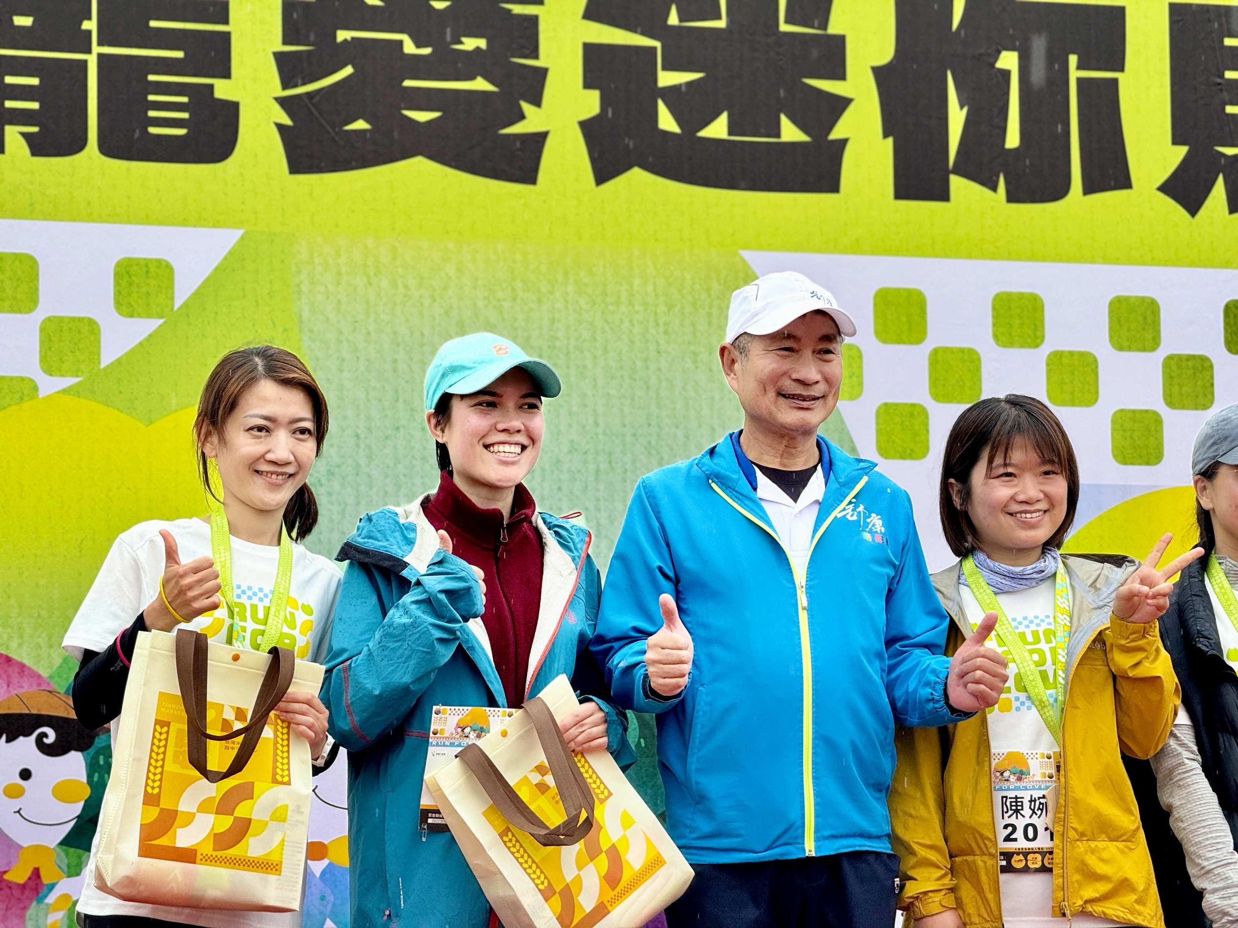 ▲台灣米倉田中馬拉松系列活動「寵愛迷你馬拉松」熱情開跑，民眾帶著小朋友和自己心愛的毛小孩一起路跑，展現出蓬勃的運動氛圍。（記者張溎壕攝）