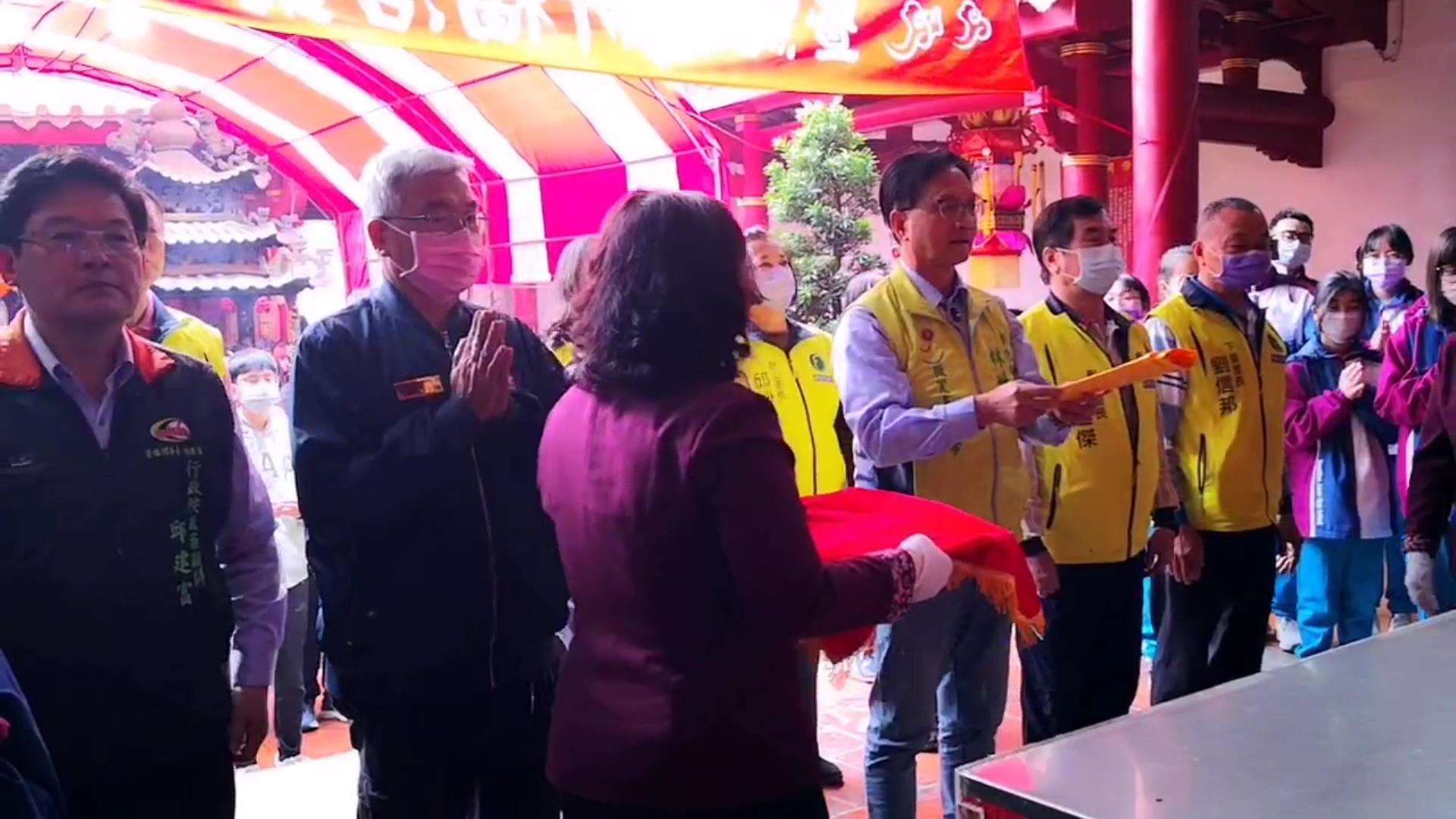 ▲彰化市公所提前舉辦文昌帝君祝壽慶典及點智慧燈祈福，市長林世賢帶領眾多學生及信眾齊聚關帝廟，共同祈求文昌帝君的庇佑，希望能夠開啟智慧，提高考試的成績。（記者張溎壕攝）