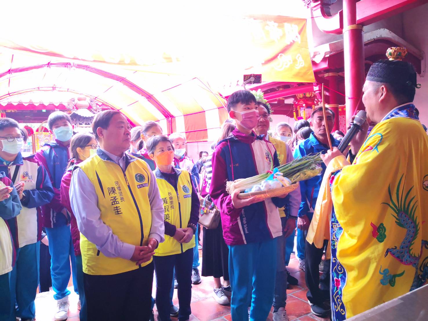 ▲彰化市公所提前舉辦文昌帝君祝壽慶典及點智慧燈祈福，市長林世賢帶領眾多學生及信眾齊聚關帝廟，共同祈求文昌帝君的庇佑，希望能夠開啟智慧，提高考試的成績。（記者張溎壕攝）