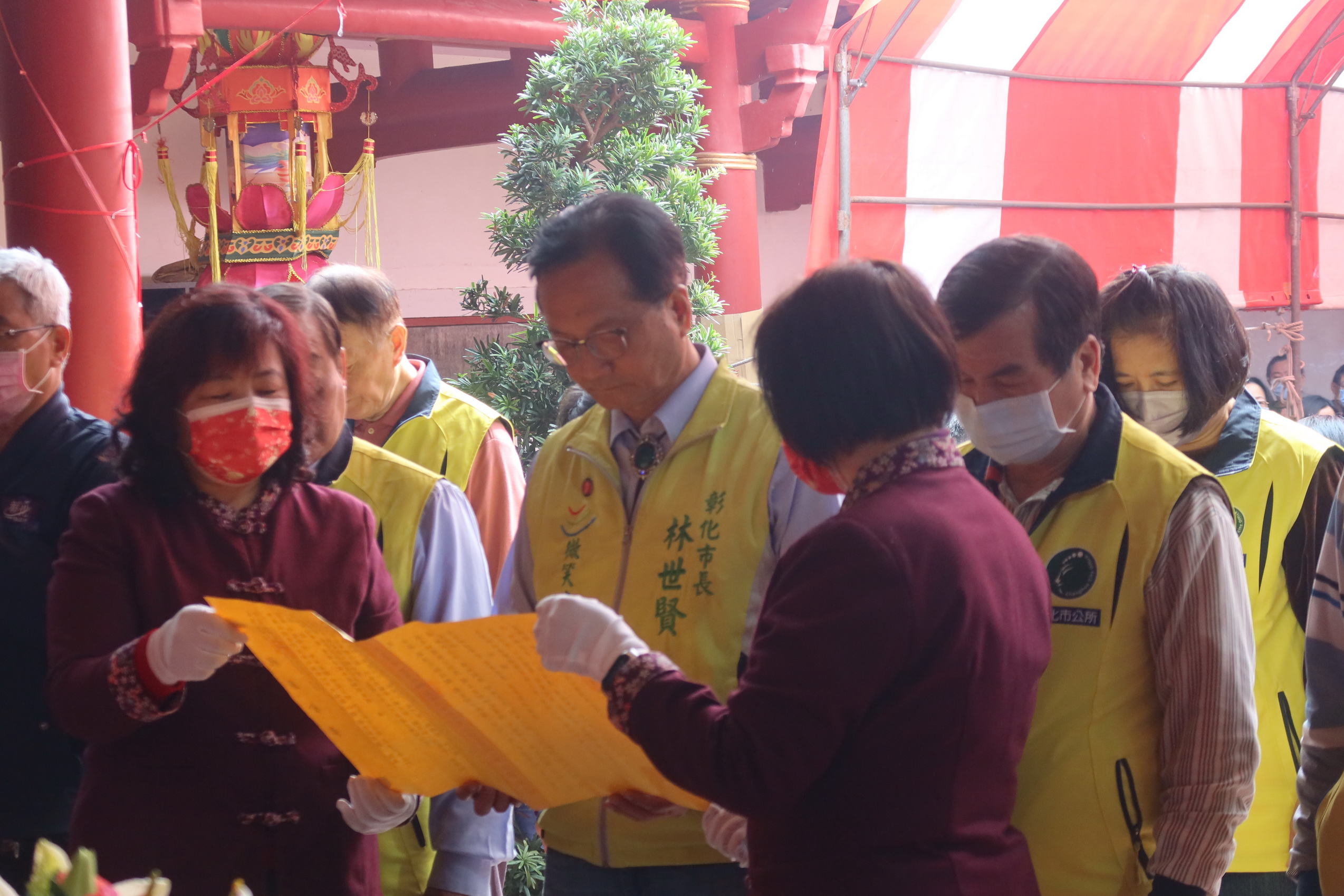 ▲彰化市公所提前舉辦文昌帝君祝壽慶典及點智慧燈祈福，市長林世賢帶領眾多學生及信眾齊聚關帝廟，共同祈求文昌帝君的庇佑，希望能夠開啟智慧，提高考試的成績。（記者張溎壕攝）