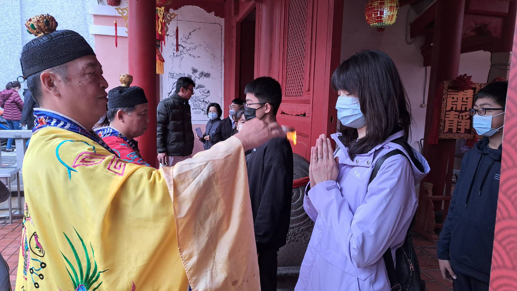 ▲彰化市公所提前舉辦文昌帝君祝壽慶典及點智慧燈祈福，市長林世賢帶領眾多學生及信眾齊聚關帝廟，共同祈求文昌帝君的庇佑，希望能夠開啟智慧，提高考試的成績。（記者張溎壕攝）