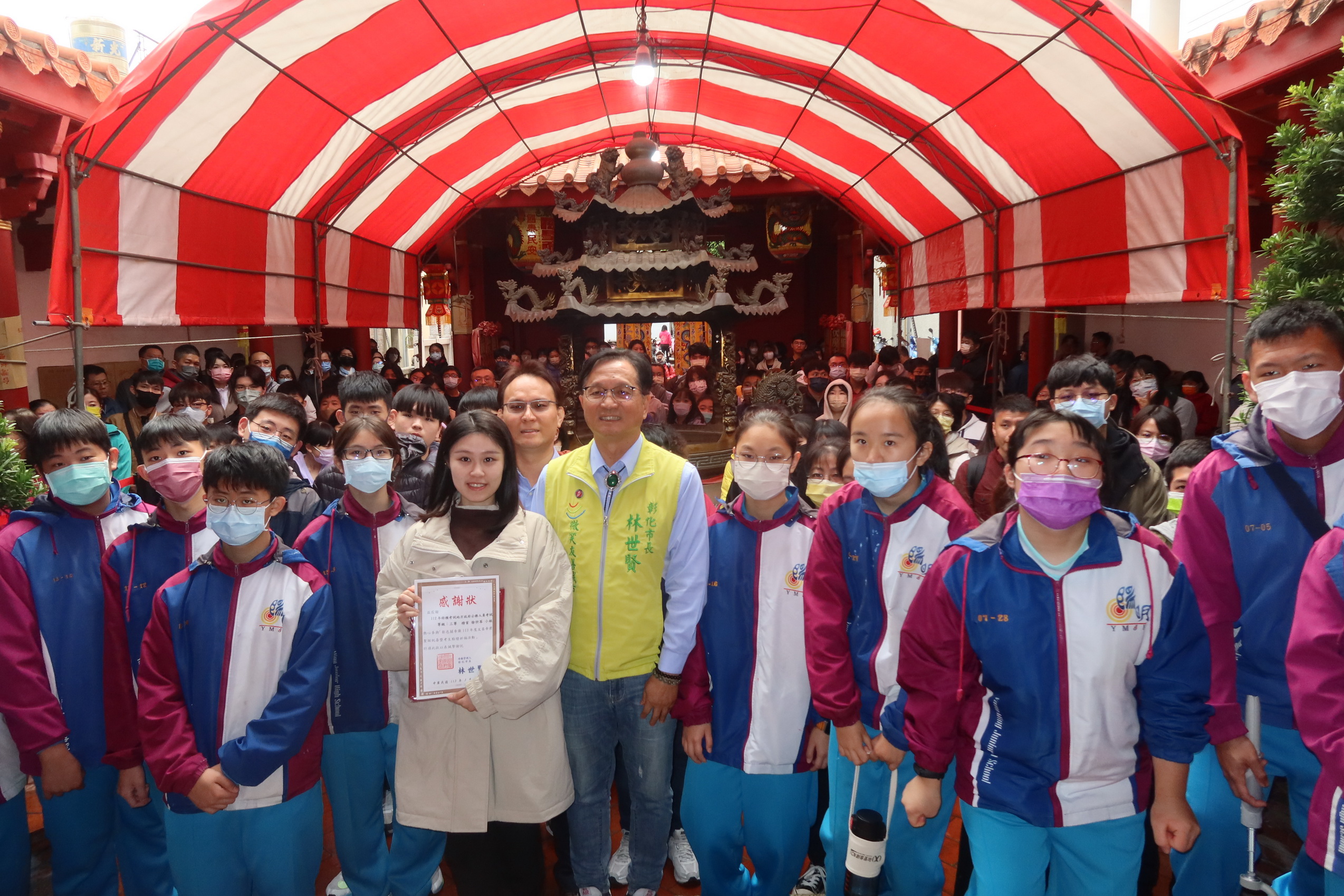 ▲彰化市公所提前舉辦文昌帝君祝壽慶典及點智慧燈祈福，市長林世賢帶領眾多學生及信眾齊聚關帝廟，共同祈求文昌帝君的庇佑，希望能夠開啟智慧，提高考試的成績。（記者張溎壕攝）