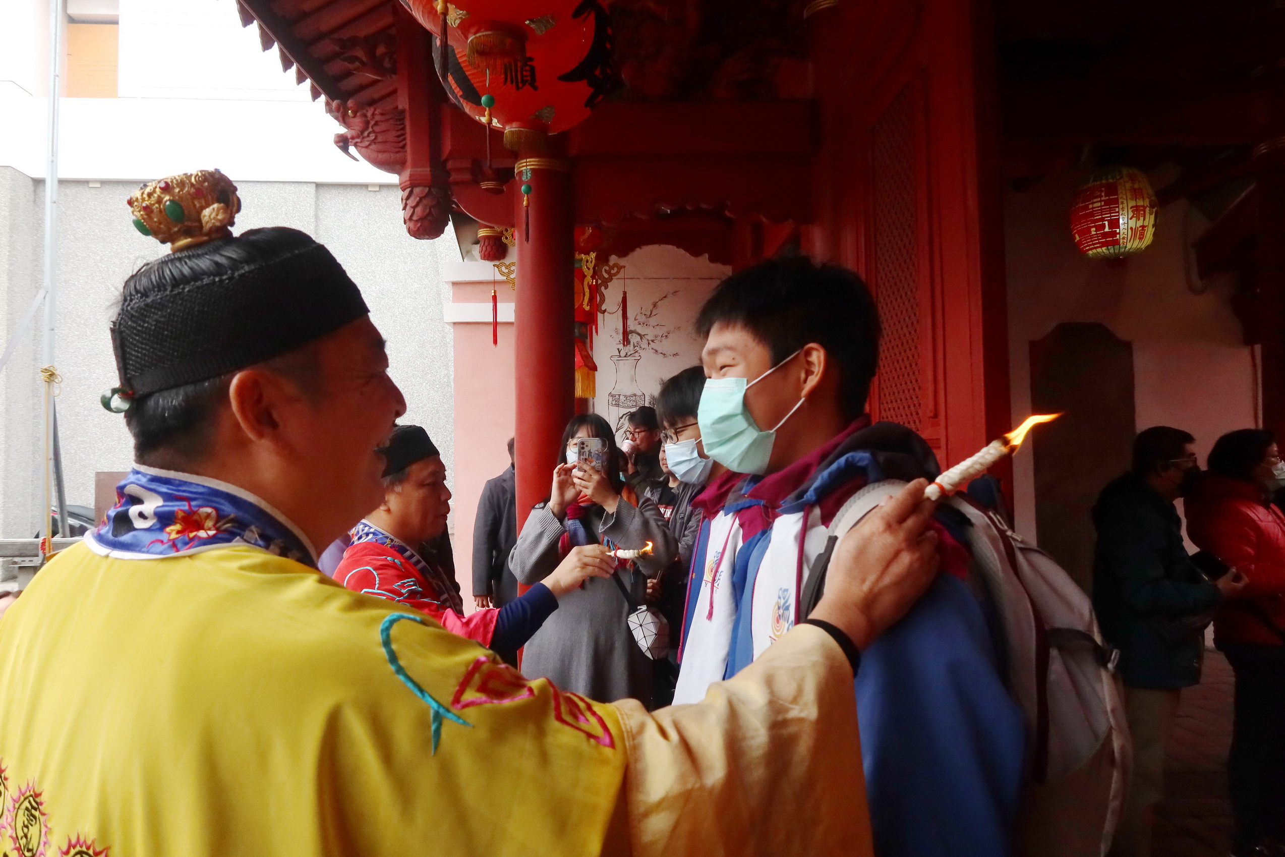 ▲彰化市公所提前舉辦文昌帝君祝壽慶典及點智慧燈祈福，市長林世賢帶領眾多學生及信眾齊聚關帝廟，共同祈求文昌帝君的庇佑，希望能夠開啟智慧，提高考試的成績。（記者張溎壕攝）