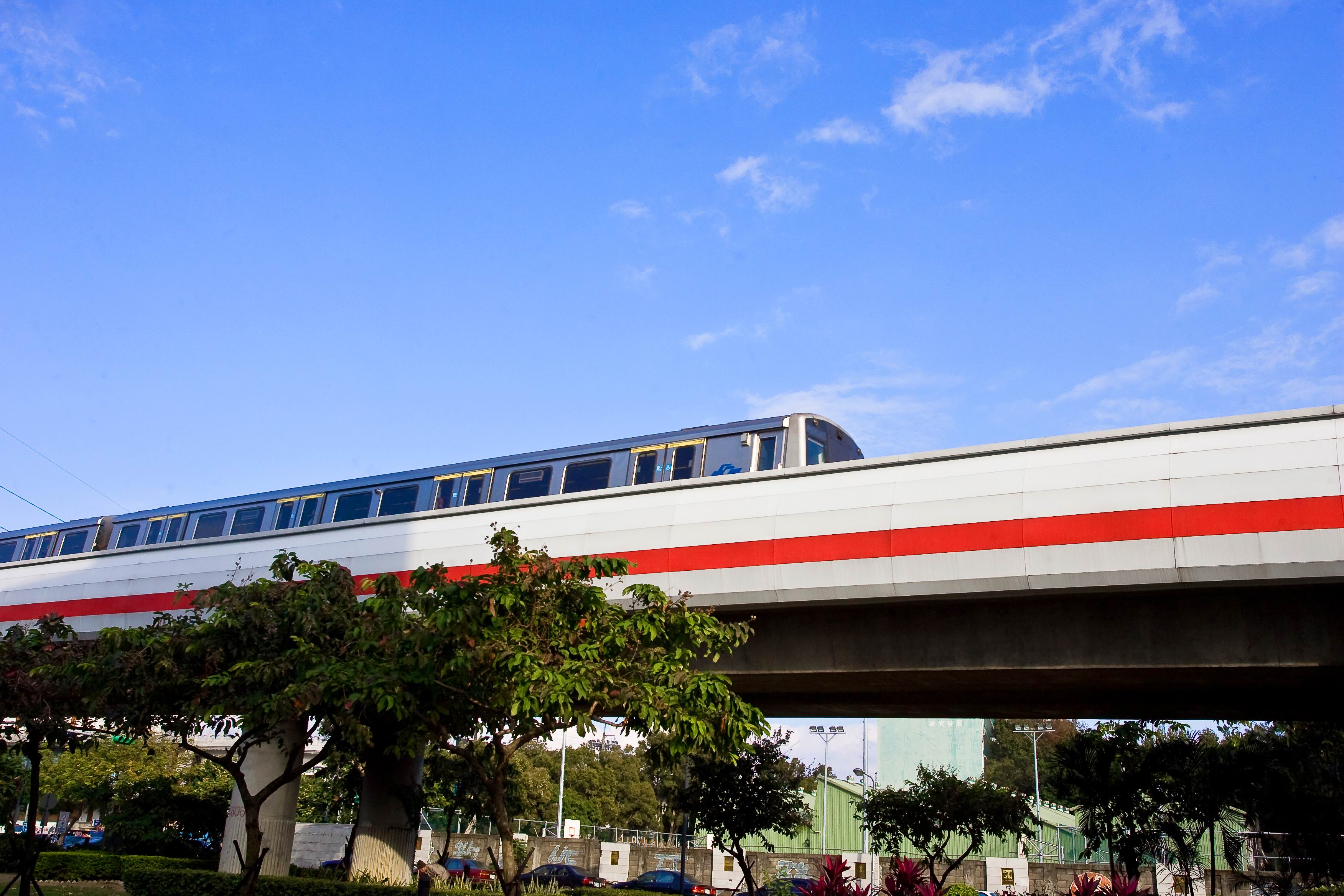 女子闖淡水信義線軌道 千鈞一髮北捷雙向停車並斷電