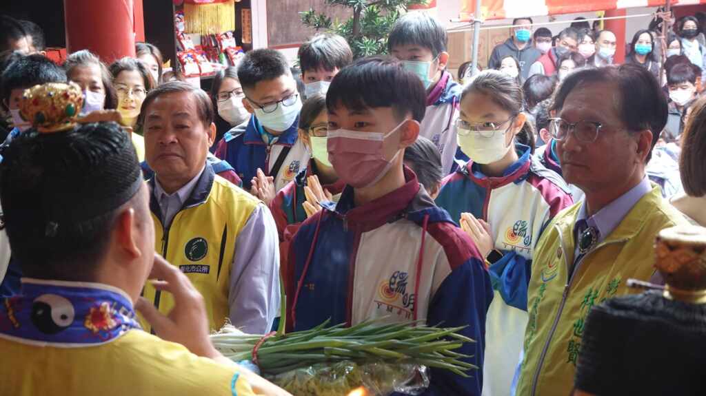 ▲為庇佑各地的莘莘學子,也一併舉行點智慧燈為考生祈福活動。(記者林明佑攝)