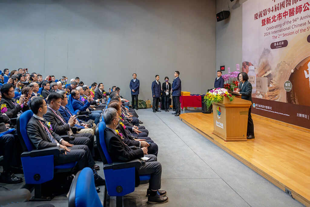 ▲蔡英文總統出席「中華民國中醫師公會全國聯合會慶祝第94屆國醫節2024國際中醫藥臨床學術大會」盼持續合作建構更完善服務。(總統府提供)