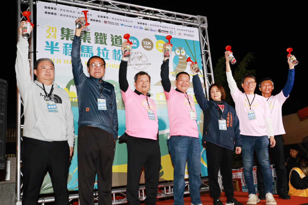 ▲睽違四年,2024 集集鐵道半程馬拉松於10日凌晨在集集和平國小分組鳴槍開跑。(記者張玉泰攝)