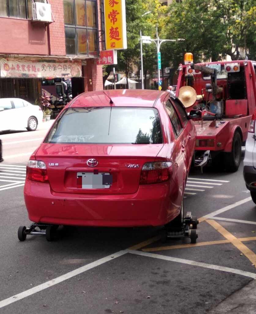 ▲長期積欠停車費的車子停在公有車格內，將會執行拖吊讓出有限停車格。（台中交通局提供）