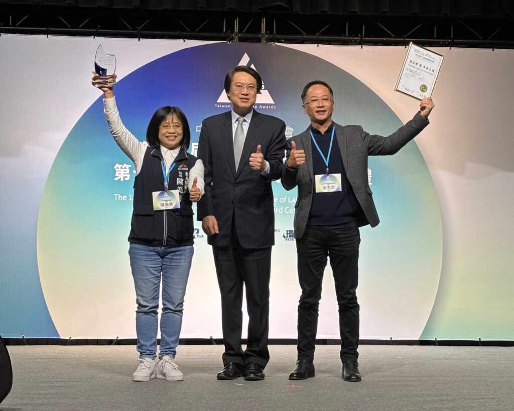 ▲內政部長林右昌親自頒發年度大獎予觀旅局團隊。(台中觀旅局提供)