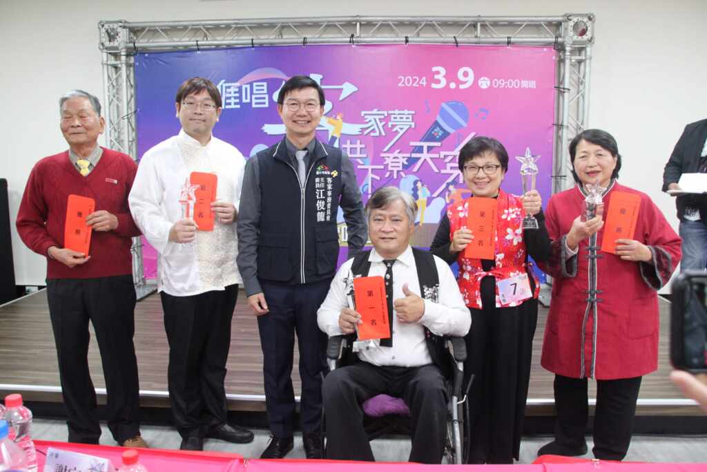 ▲台中市府客委會江主委與前三名及優勝者合影。(台中客委會提供)