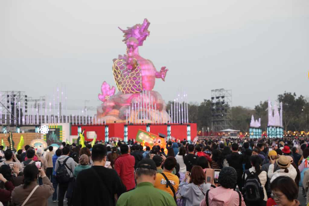 ▲2024台灣燈會在臺南佳評如潮，臺南市長黃偉哲出席閉幕典禮，同時將台灣燈會交棒給下屆主辦的桃園市，期盼台灣燈會年年都精彩絕倫。（台南市政府提供）