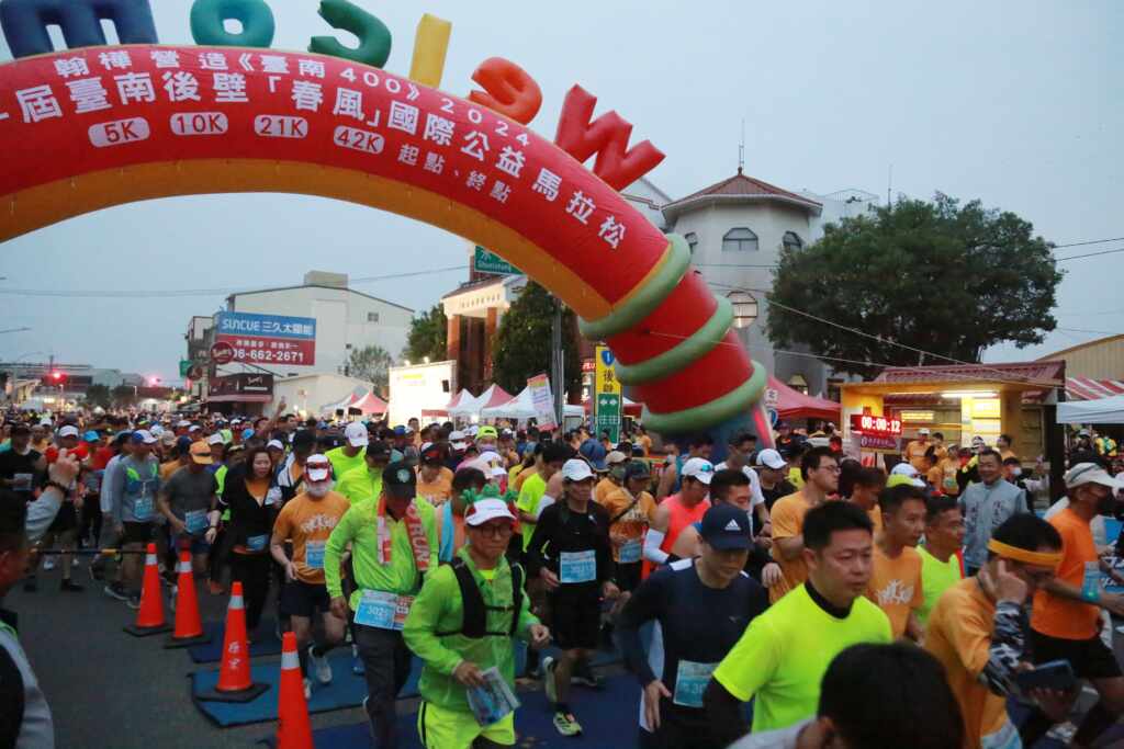 ▲臺南後壁「春風」國際公益馬拉松吸引約3500人參與,其舉辦是為紀念地方名人蔡春風先生,並讓全國各地民眾認識嘉南大米倉-後壁區。(台南市政府提供)