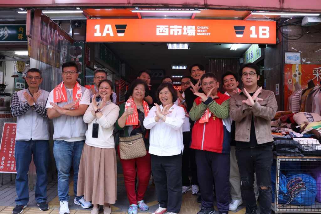 ▲共同比出翻轉西市場的「X」手勢,共同期許「年輕即能量、年輕即創意」,注入青創新血。(嘉義市建設處提供)
