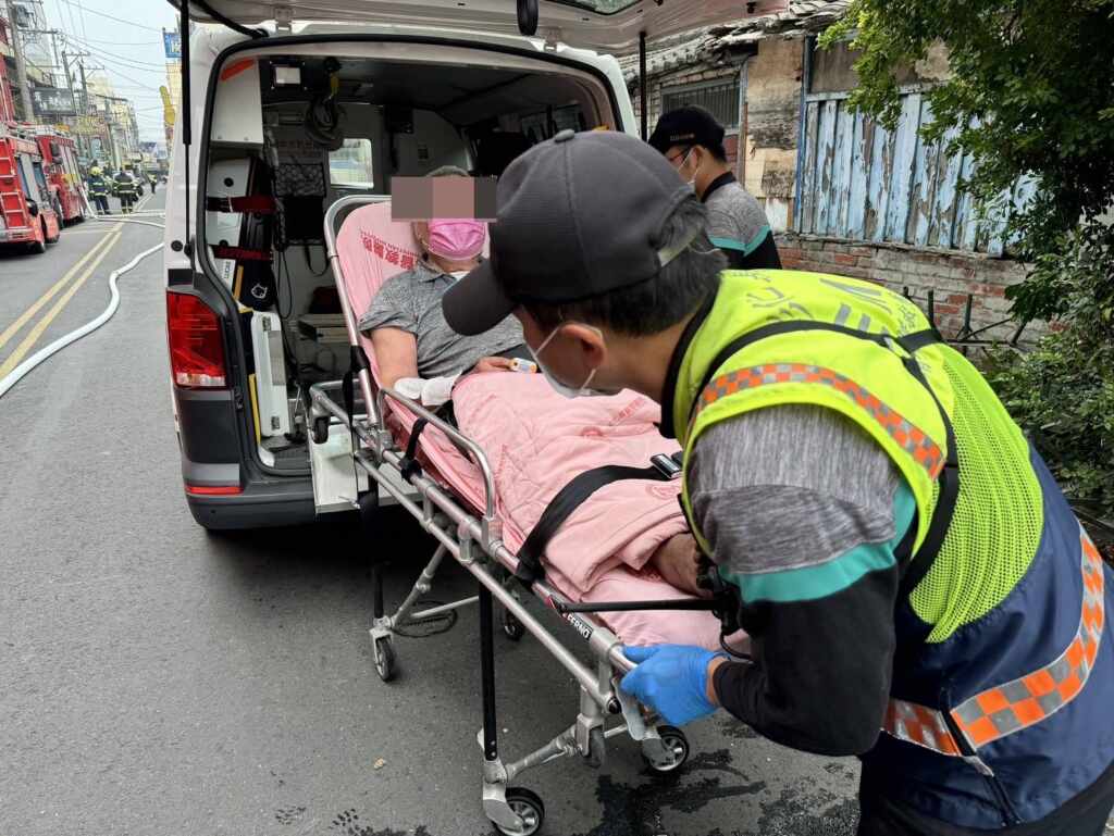 ▲田中鎮南北街民宅與東路街的壽山堂發生火警,造成85歲陳姓老翁一度燒燙傷送醫。(民眾提供)