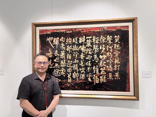 官網-流金歲月系列結合了書法藝術,用漆來書寫詩詞,搭配朱紅漆、金屬粉末、貝殼應用在作品