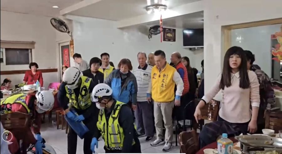 余文忠拜票遇老翁昏迷 團隊成員接力搶救意識恢復 222 余文忠拜票遇老翁昏迷 團隊成員接力搶救意識恢復 221