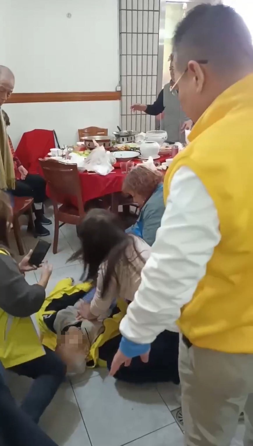 余文忠拜票遇老翁昏迷 團隊成員接力搶救意識恢復 224 余文忠拜票遇老翁昏迷 團隊成員接力搶救意識恢復 223