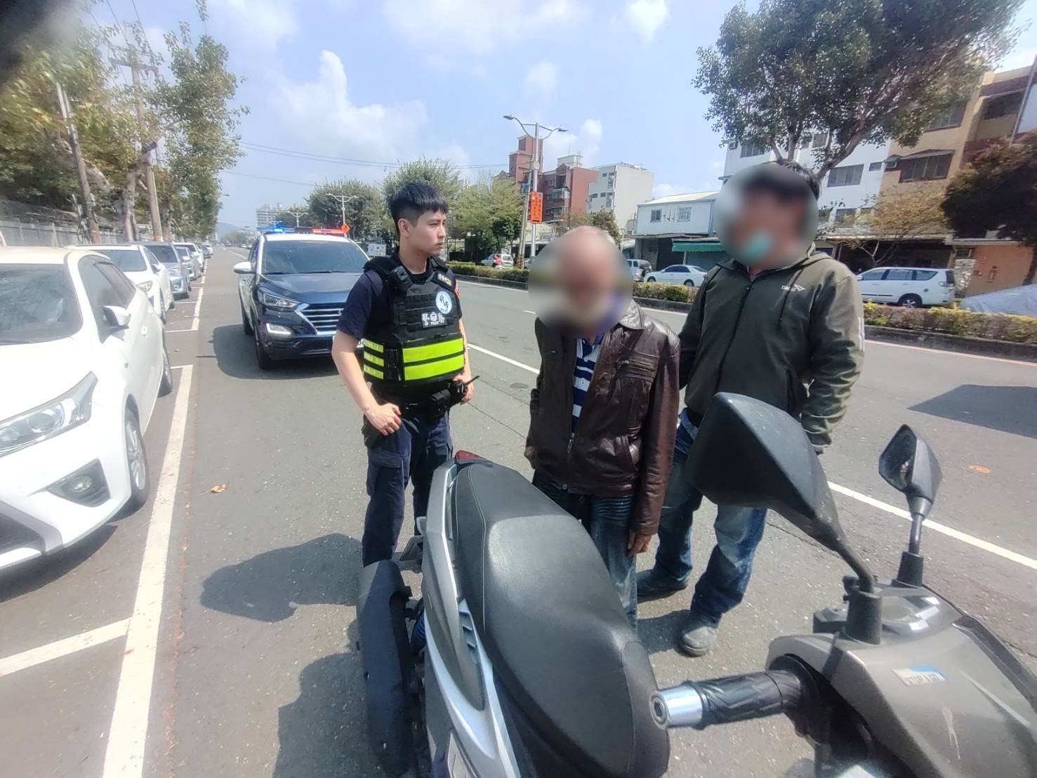 熱心青年欲載迷途老翁返家 無奈老翁不識路 求助警。〈圖／記者翻攝〉