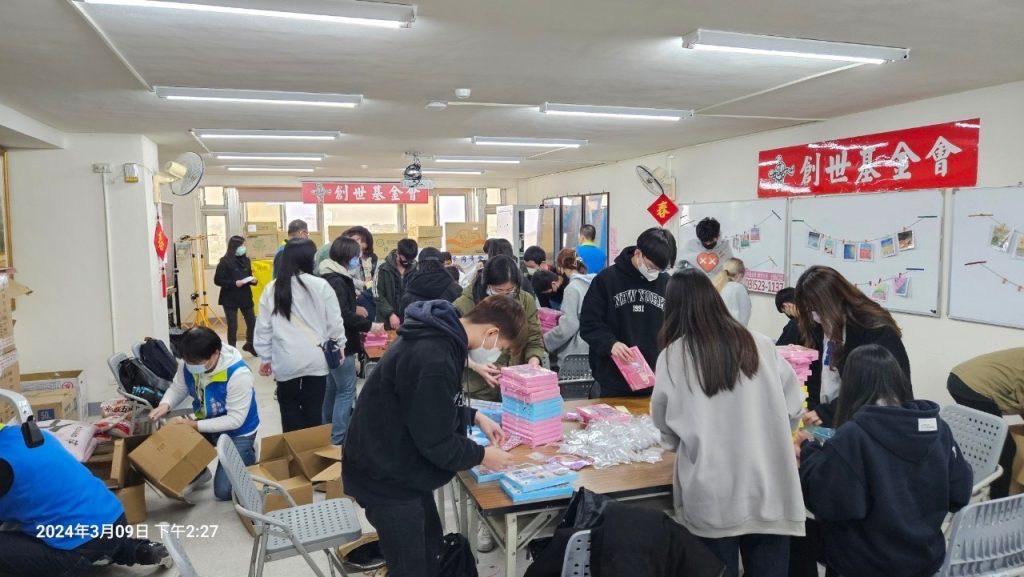 莊金龍會長帶領青年志工於創世基金會服務。(圖/記者林照東攝)