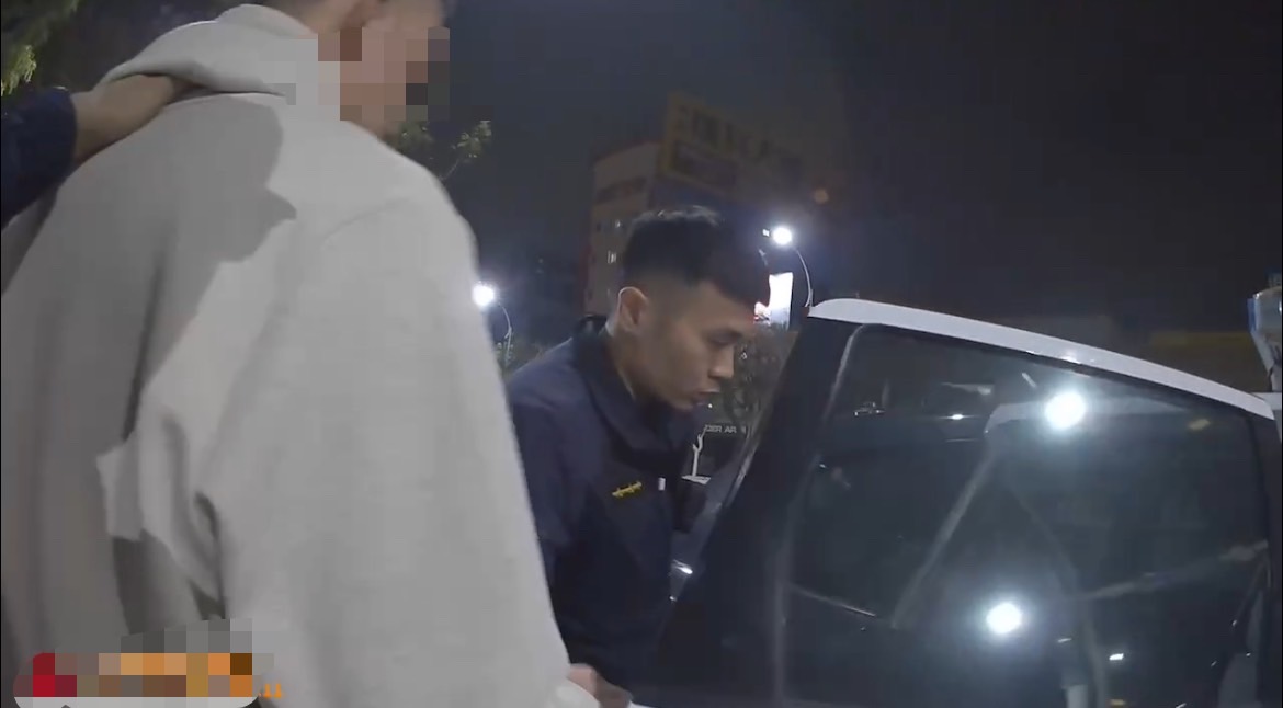 男子精神恍惚駕車直上人行道 警盤查發現愷他命毒品送辦。〈圖／記者翻攝〉
