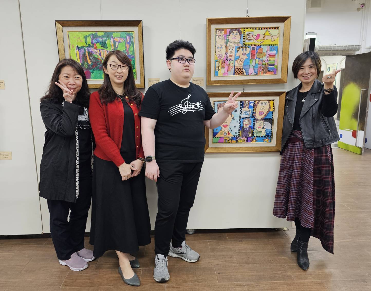 文山特殊教育學校蔡瑟蔓與陳麗婷老師帶領學生楊宸緯(由左至右)展現他們的努力和成果。(記者黃荷琇 拍攝)