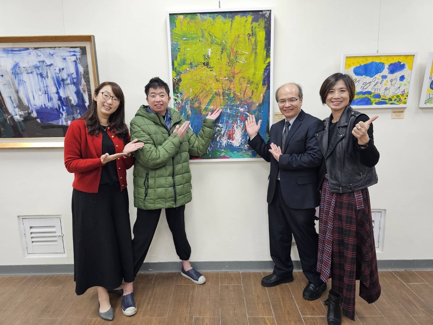 文山特殊教育學校由校長葉宗青(右二)帶領教師們不斷探索新的教學方法,圖為學生陳維得(左二)的作品。(記者黃荷琇 拍攝)