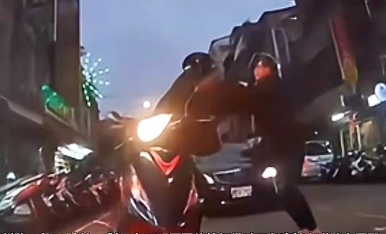 張姓男子與陳姓女子疑因感情相處問題發生爭執，中正二警到場協助排解畫面。（圖/記者 張泓笙翻攝）