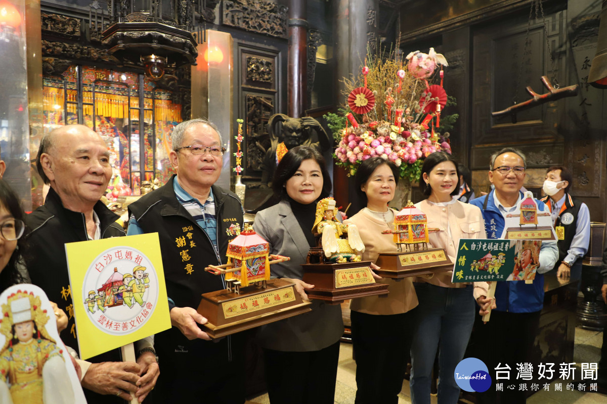 雲林至善文化協會製作一尊交趾陶媽祖、粉紅超跑迷你神轎等結緣品贈送香燈腳／翻攝照片