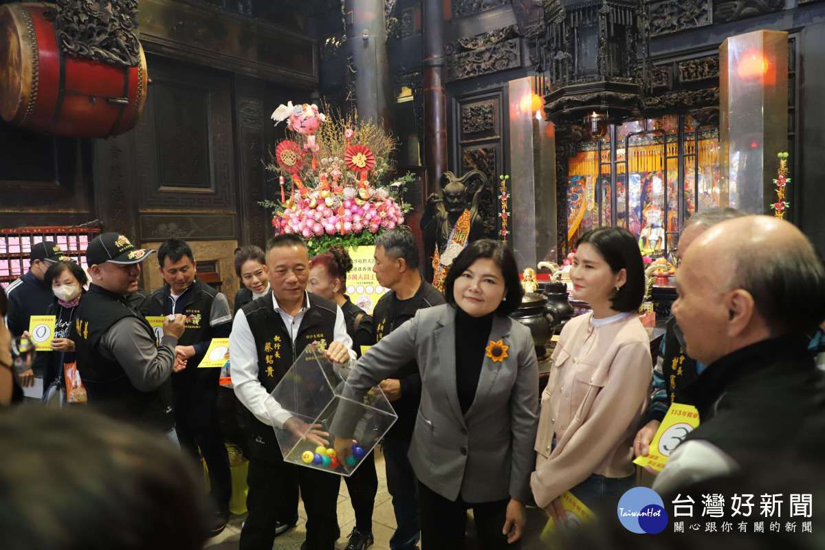 雲林縣長張麗善抽出2頂粉紅超跑迷你神轎幸運得主/翻攝照片