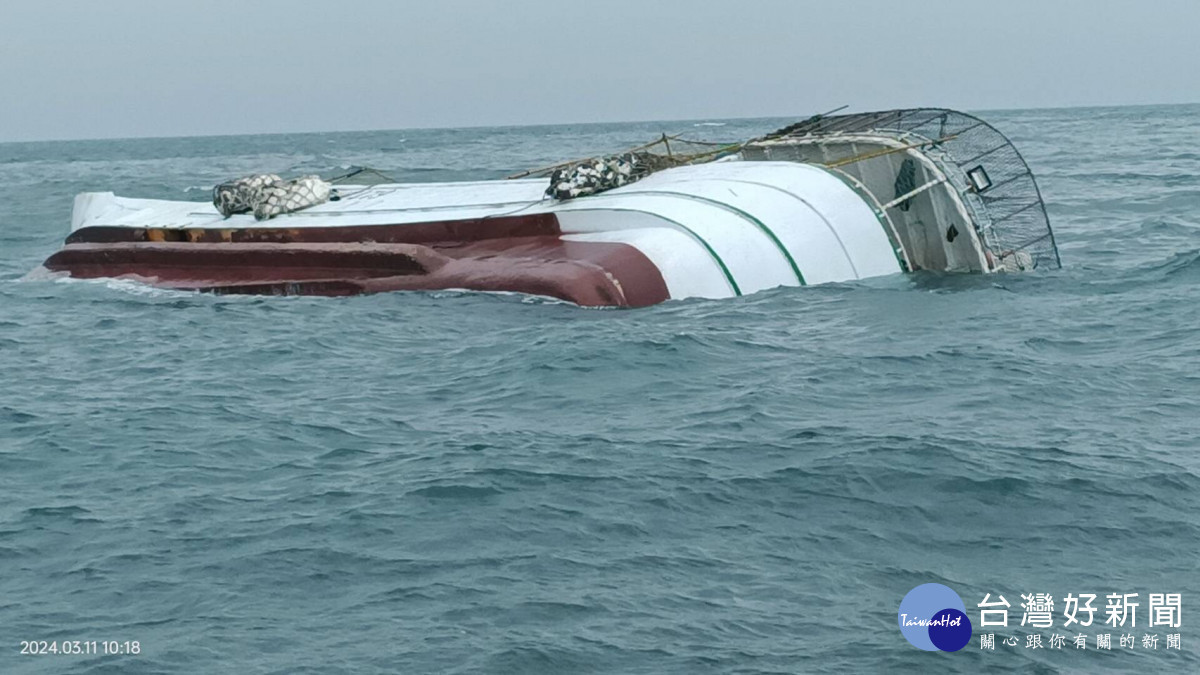 嘉義縣布袋鎮西方6浬處今天凌晨一艘捕蟹船擱淺翻覆／布袋海巡隊提供