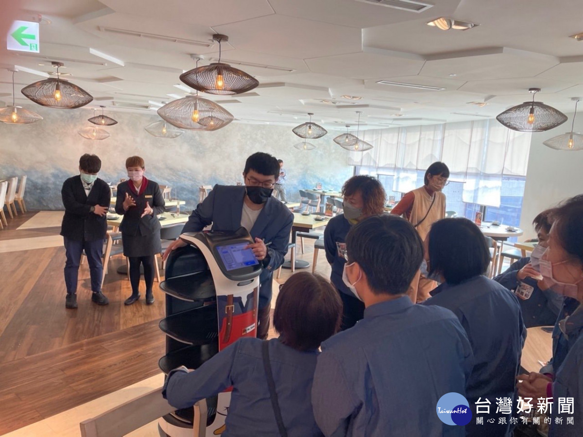 桃竹苗區銀髮人才資源中心透過體驗徵才活動,讓求職者實地了解工作內容。