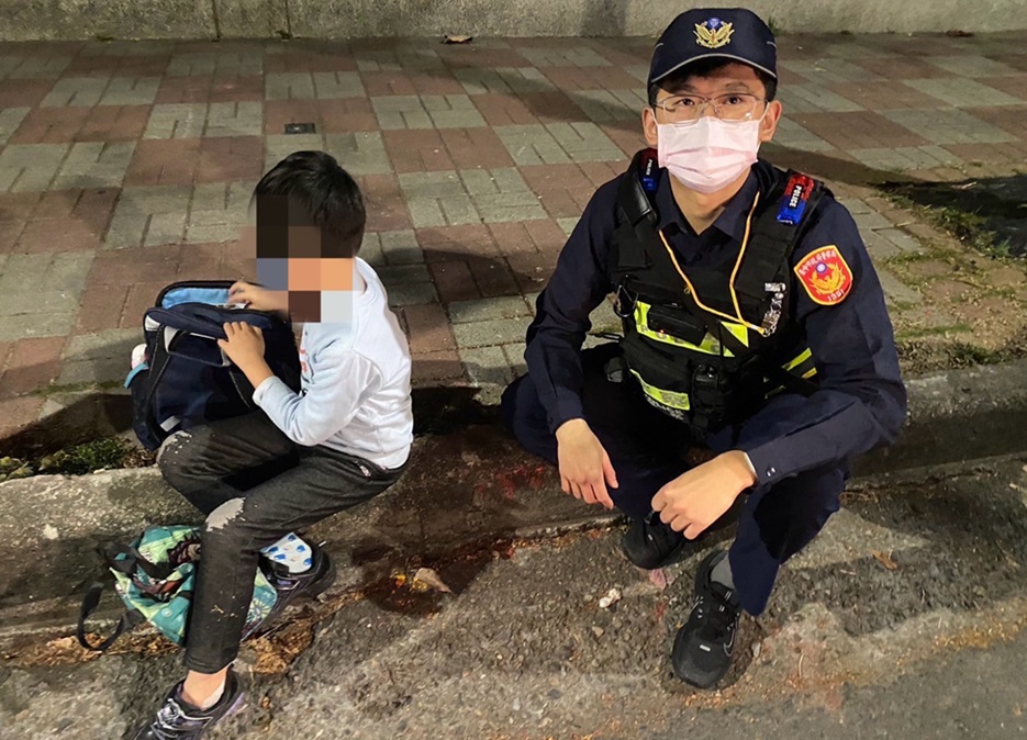 ▲圖說:卜姓男童遭蜜蜂螫傷的腳很痛,癱坐路邊無力走回家 (圖/台中市政府提供)