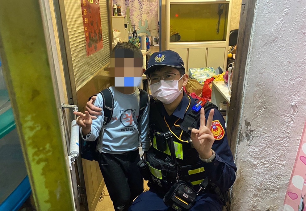 ▲圖說:卜姓男童在員警「愛的揹揹」護送下平安返家 (圖/台中市政府提供)