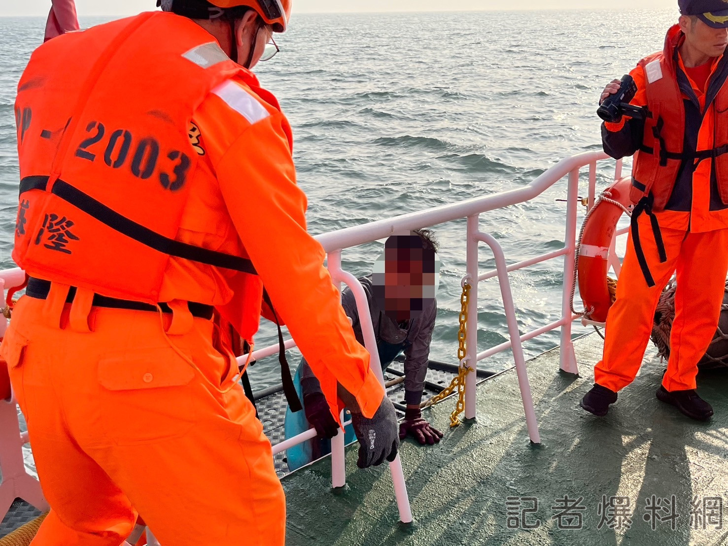 布袋 海巡隊 漁船翻覆 落海待援