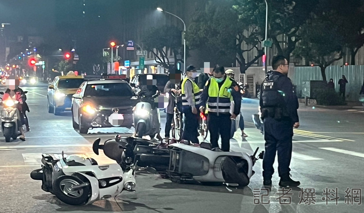 ▲高雄三民十全一路、山東街口今（11）日晚間8時許發生一起3輛機車追撞事故。（圖／民眾提供）