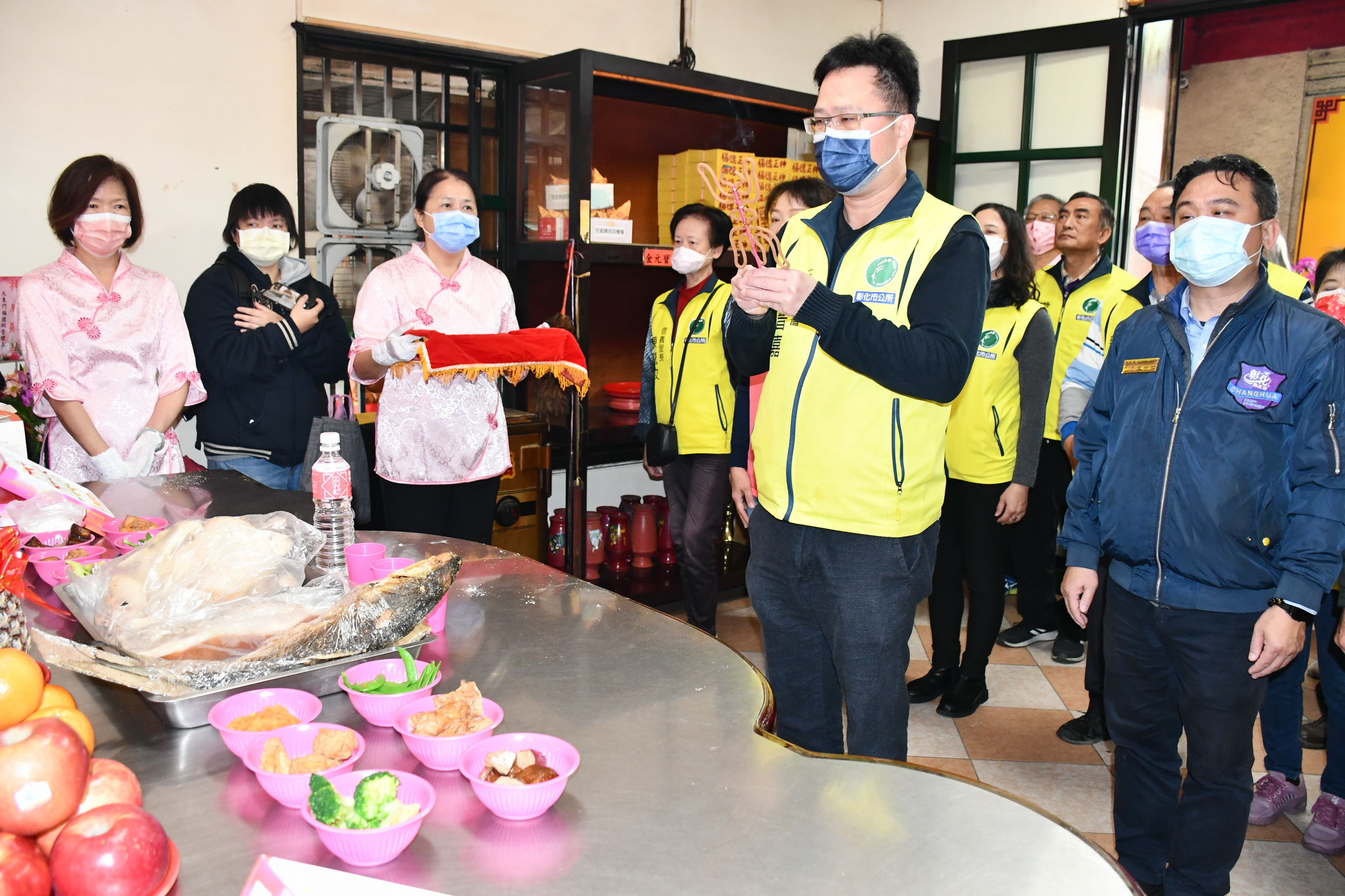 ▲彰化市大東門福德祠舉行祝壽祭典，祭拜供品中最特別的是麻糬，象徵著「黏錢」，代表著賺錢的意義，吸引了眾多信徒和市民前來參與祈福祭拜。（記者張溎壕攝）