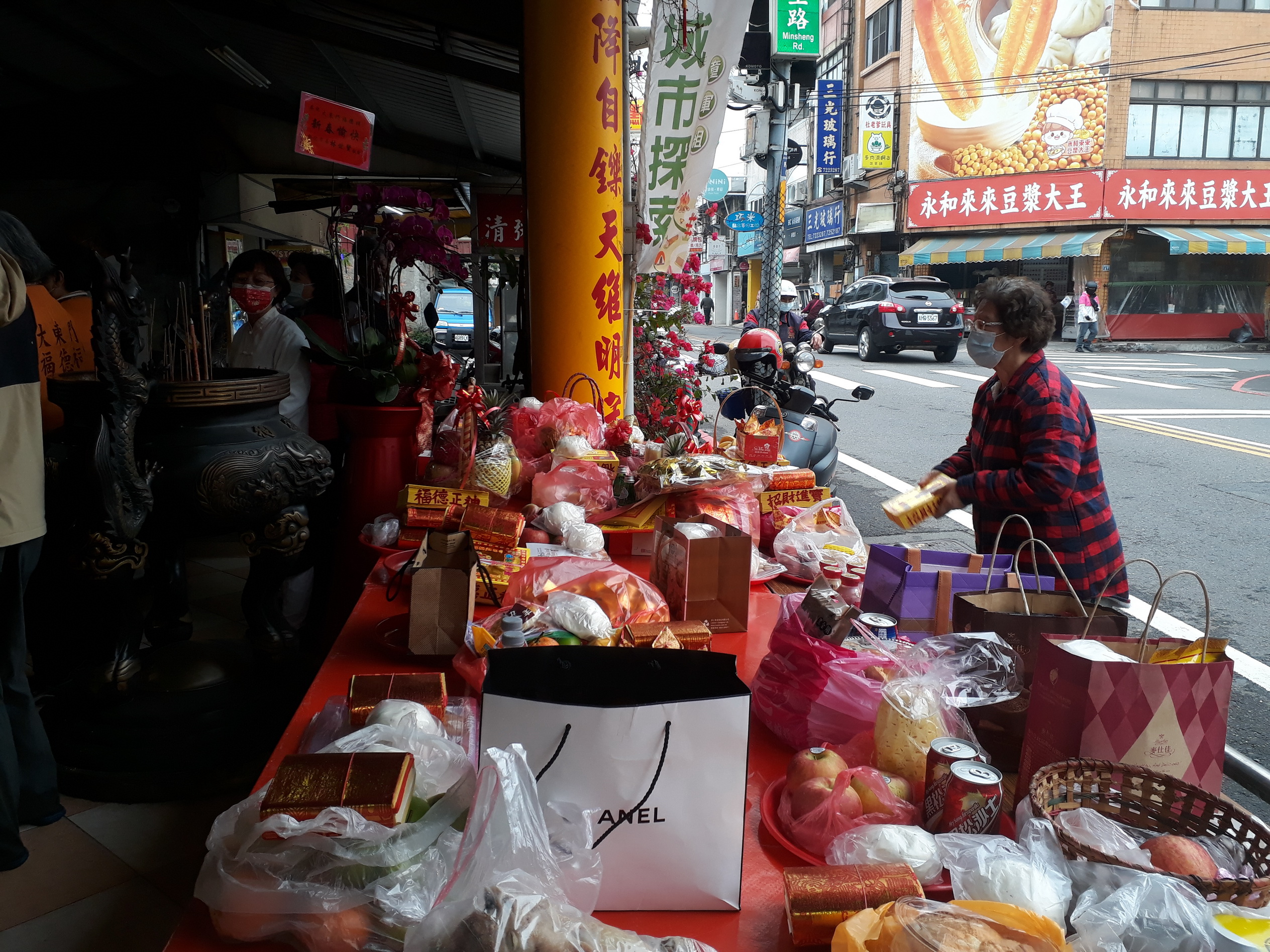 ▲彰化市大東門福德祠舉行祝壽祭典，祭拜供品中最特別的是麻糬，象徵著「黏錢」，代表著賺錢的意義，吸引了眾多信徒和市民前來參與祈福祭拜。（記者張溎壕攝）