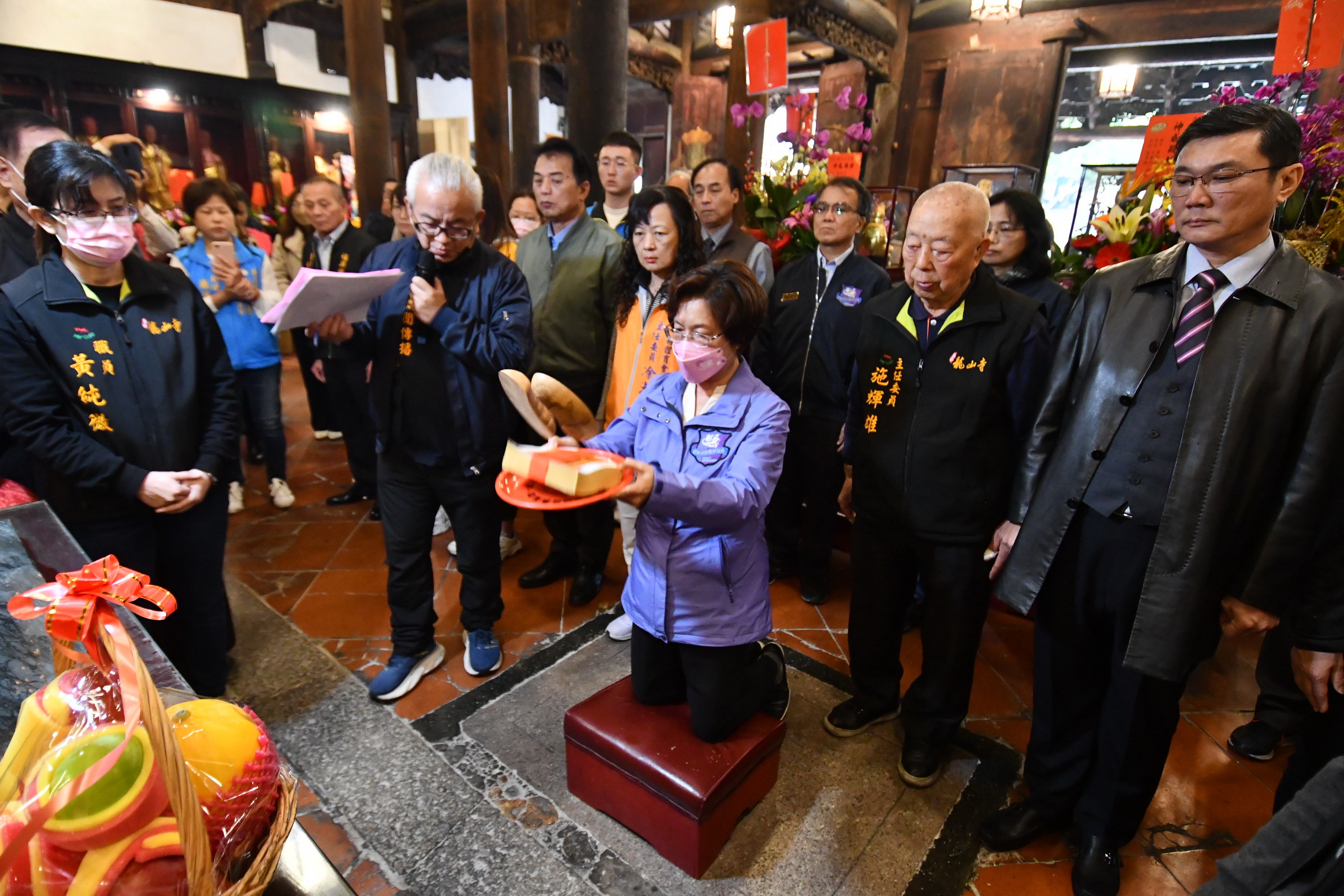 ▲彰化縣長王惠美前往龍山寺向觀世音菩薩及龍王尊神擲筊請示「龍王祭」活動辦理日期，擇定5月12日為「2024鹿港慶端陽－龍王祭」活動及龍舟下水典禮主法日期。（記者張溎壕攝）