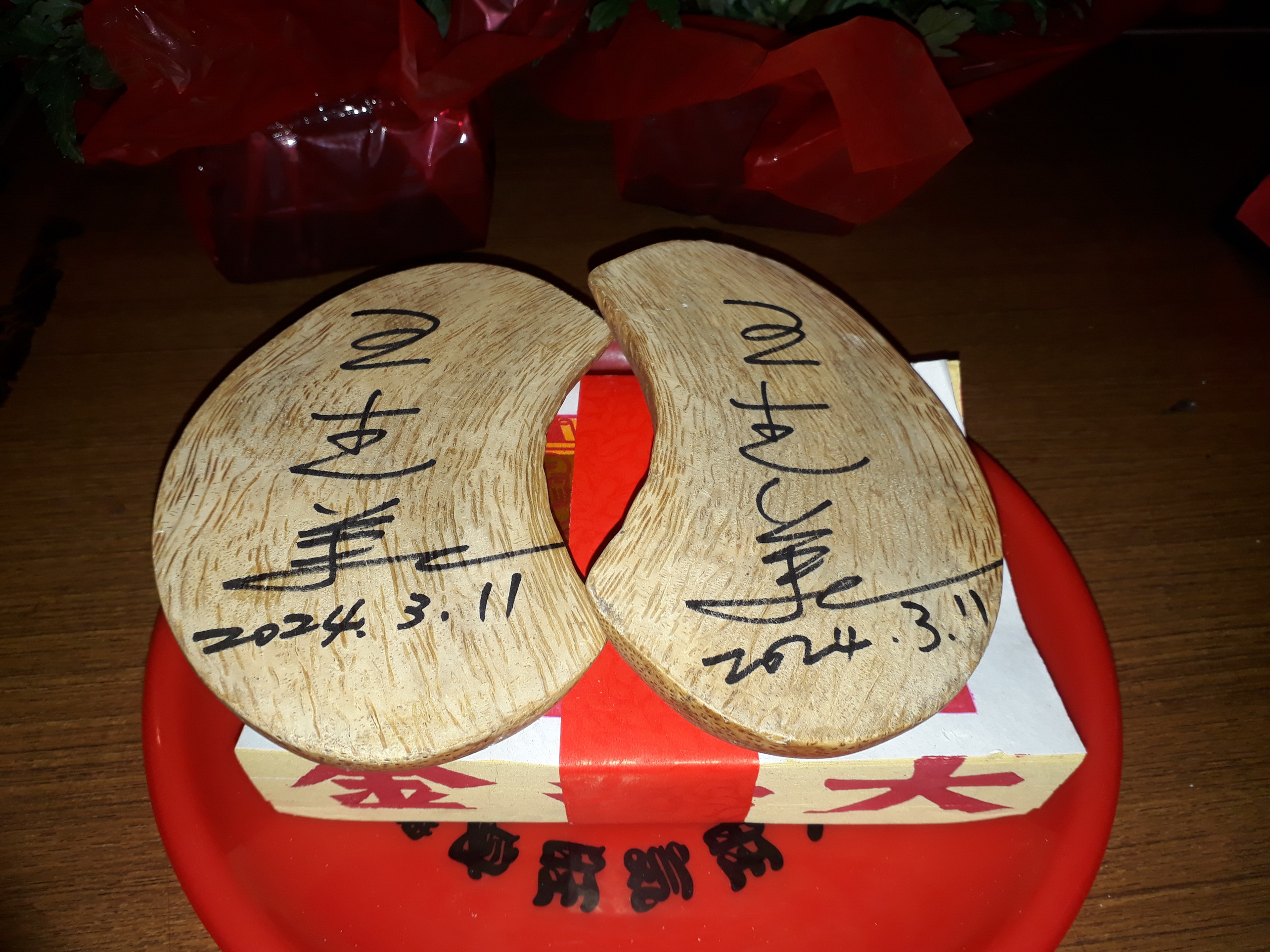 ▲彰化縣長王惠美前往龍山寺向觀世音菩薩及龍王尊神擲筊請示「龍王祭」活動辦理日期，擇定5月12日為「2024鹿港慶端陽－龍王祭」活動及龍舟下水典禮主法日期。（記者張溎壕攝）