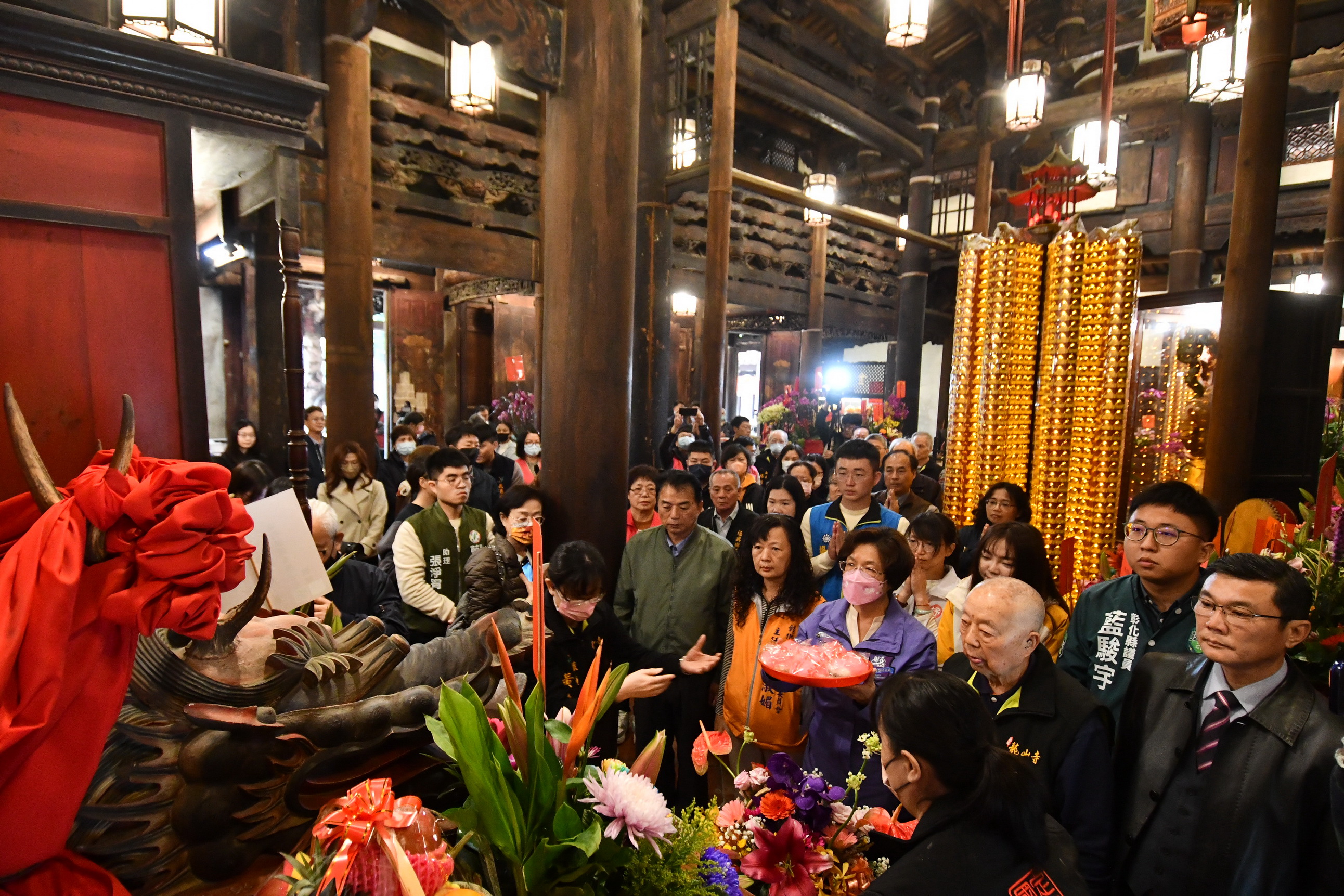 ▲彰化縣長王惠美前往龍山寺向觀世音菩薩及龍王尊神擲筊請示「龍王祭」活動辦理日期，擇定5月12日為「2024鹿港慶端陽－龍王祭」活動及龍舟下水典禮主法日期。（記者張溎壕攝）