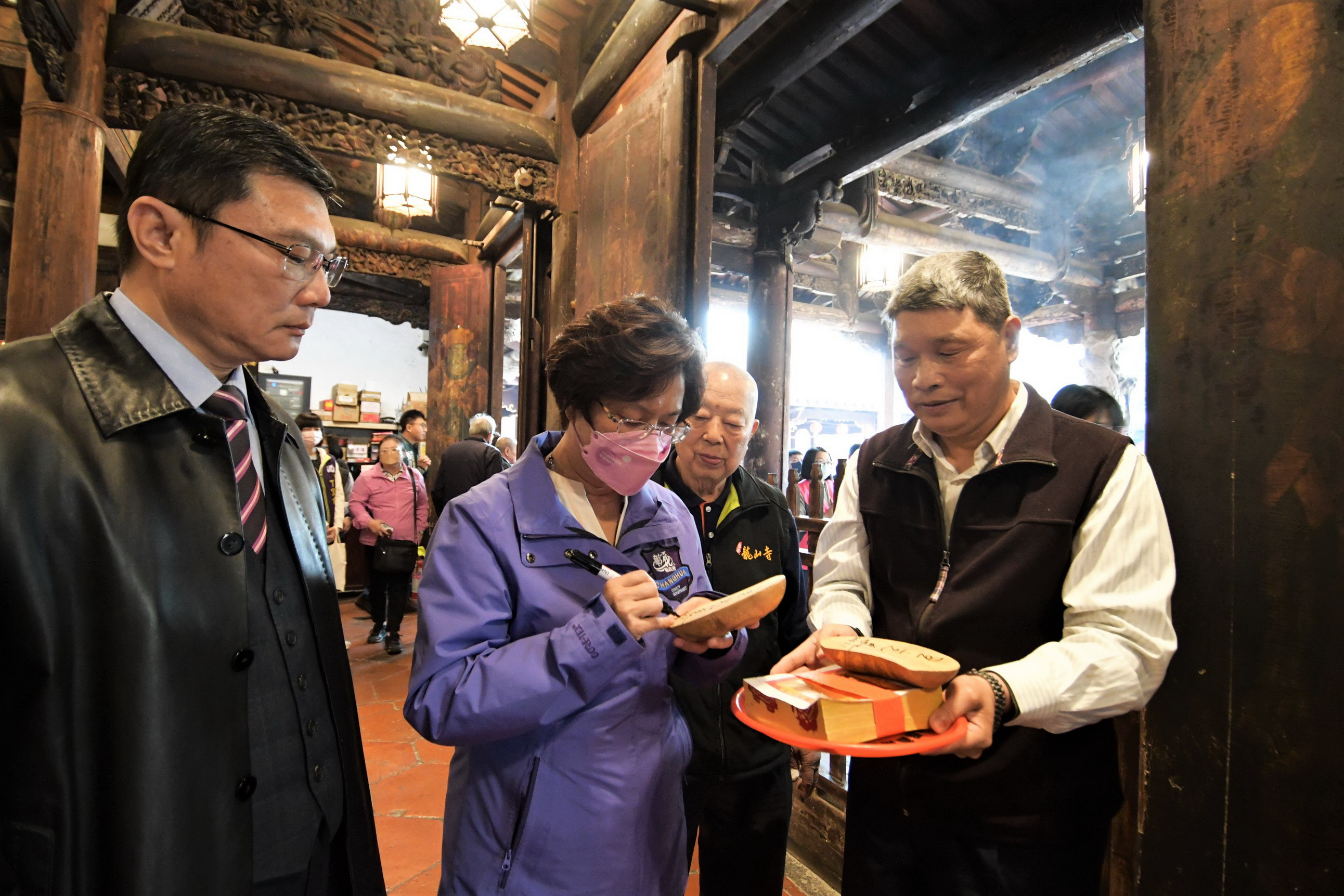 ▲彰化縣長王惠美前往龍山寺向觀世音菩薩及龍王尊神擲筊請示「龍王祭」活動辦理日期，擇定5月12日為「2024鹿港慶端陽－龍王祭」活動及龍舟下水典禮主法日期。（記者張溎壕攝）