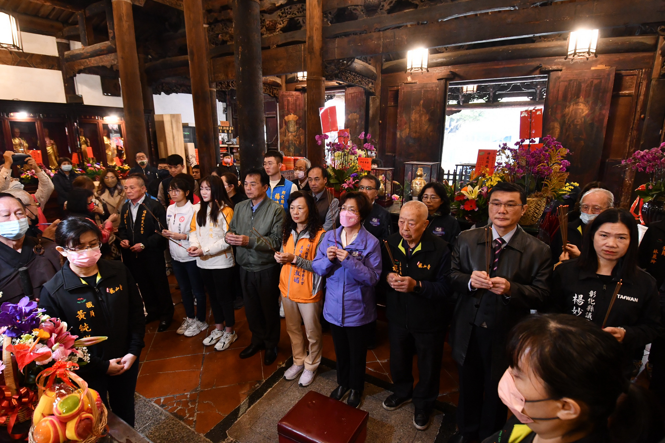 ▲彰化縣長王惠美前往龍山寺向觀世音菩薩及龍王尊神擲筊請示「龍王祭」活動辦理日期，擇定5月12日為「2024鹿港慶端陽－龍王祭」活動及龍舟下水典禮主法日期。（記者張溎壕攝）