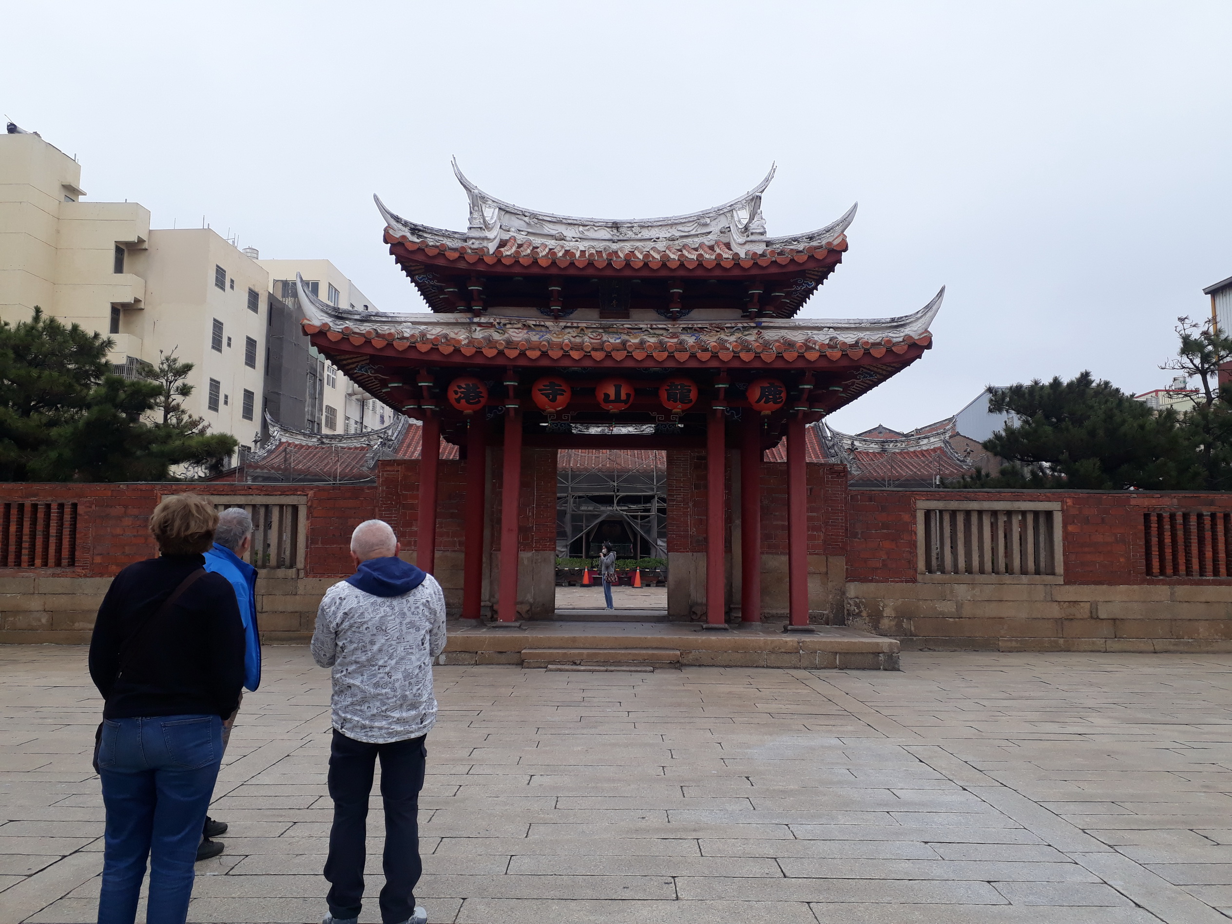 ▲彰化縣長王惠美前往龍山寺向觀世音菩薩及龍王尊神擲筊請示「龍王祭」活動辦理日期，擇定5月12日為「2024鹿港慶端陽－龍王祭」活動及龍舟下水典禮主法日期。（記者張溎壕攝）