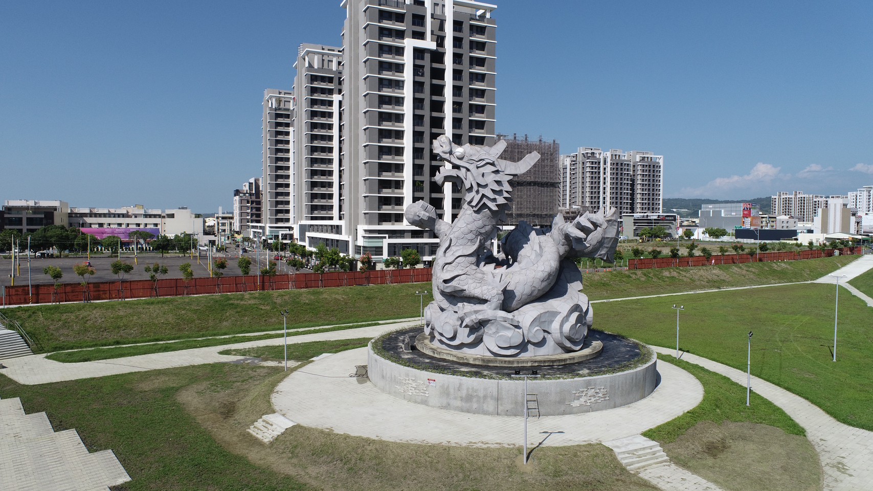 ▲行政院長陳建仁視察彰化縣員林市龍燈公園滯洪池,陳揆大讚龍燈公園「好漂亮」轉型成功,讓員林不再淹水。(記者張溎壕攝)