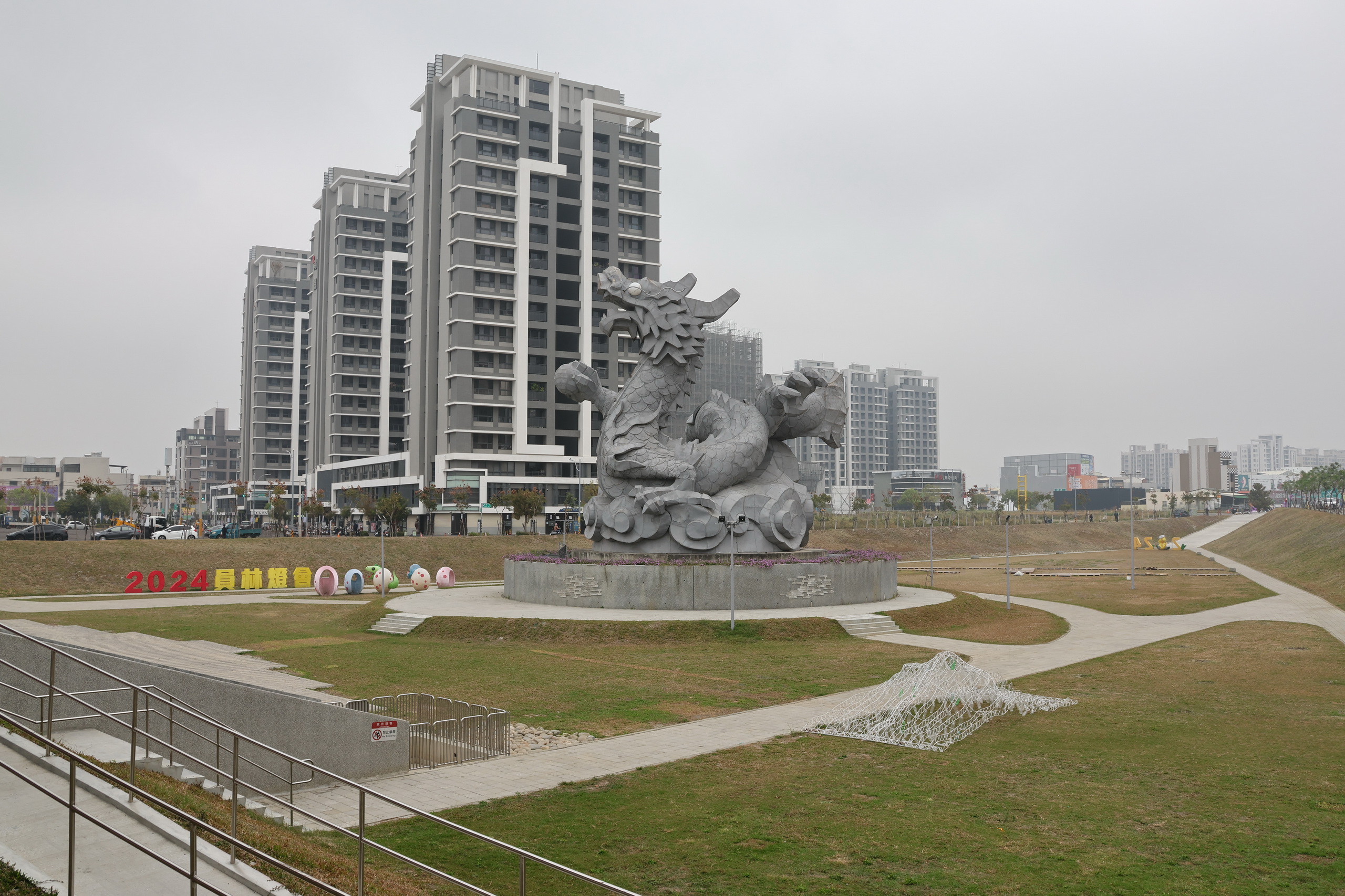 ▲行政院長陳建仁視察彰化縣員林市龍燈公園滯洪池，陳揆大讚龍燈公園「好漂亮」轉型成功，讓員林不再淹水。（記者張溎壕攝）