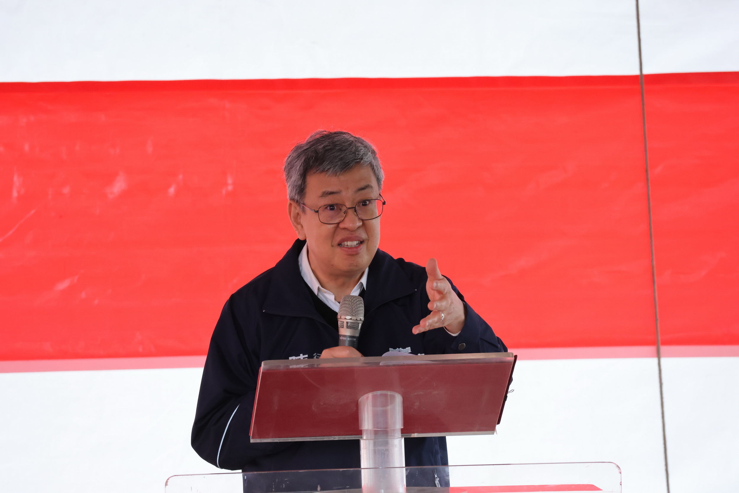 ▲行政院長陳建仁視察彰化縣員林市龍燈公園滯洪池，陳揆大讚龍燈公園「好漂亮」轉型成功，讓員林不再淹水。（記者張溎壕攝）