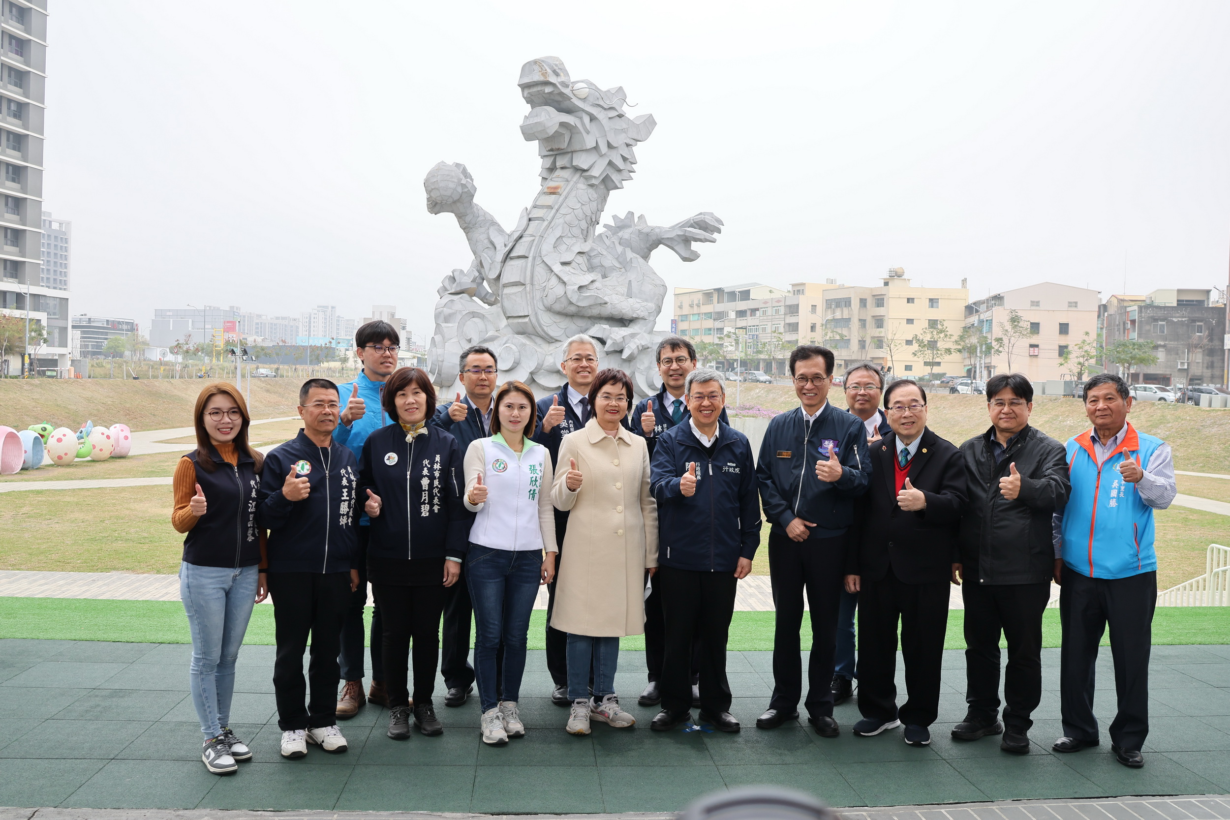 ▲行政院長陳建仁視察彰化縣員林市龍燈公園滯洪池，陳揆大讚龍燈公園「好漂亮」轉型成功，讓員林不再淹水。（記者張溎壕攝）