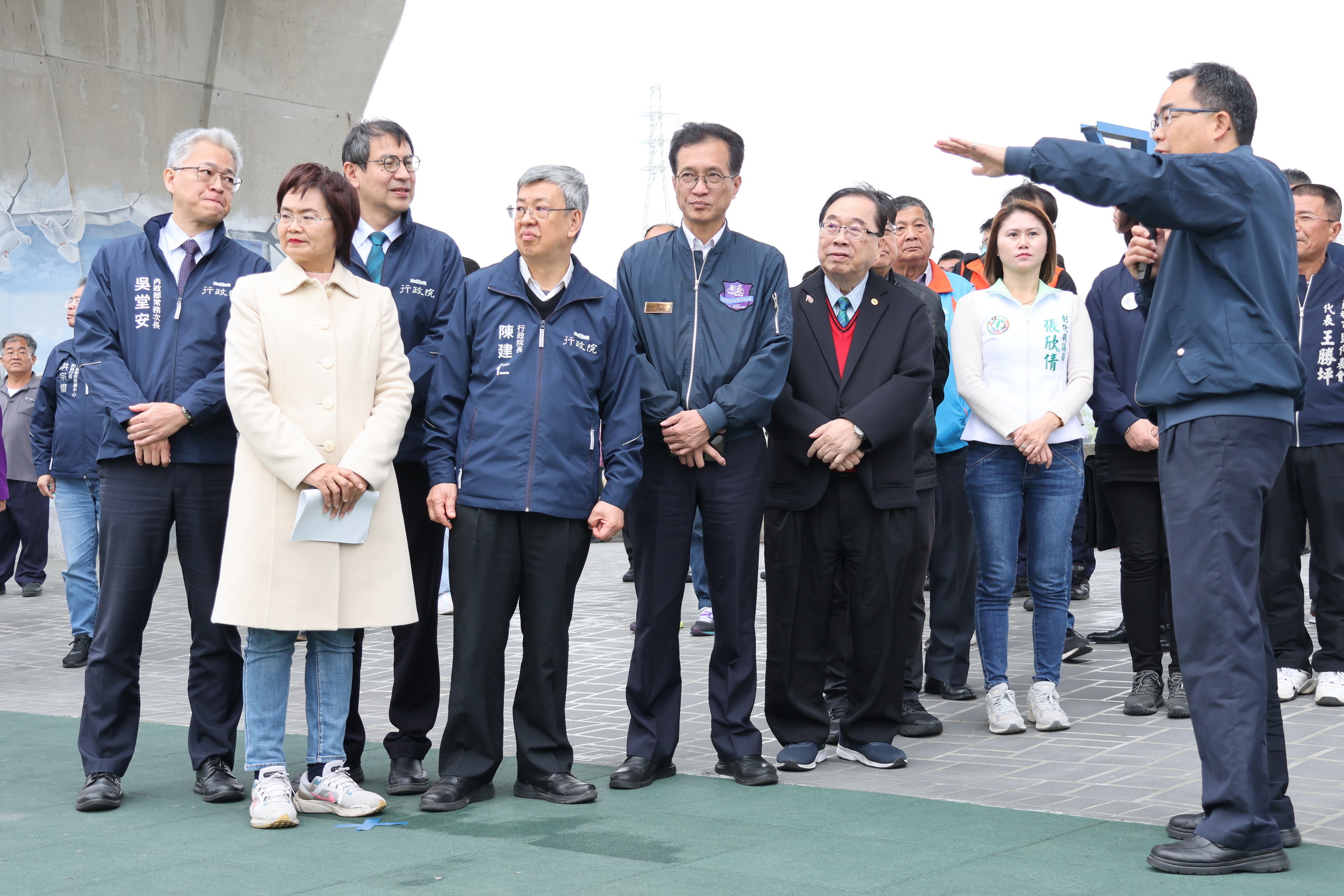 ▲行政院長陳建仁視察彰化縣員林市龍燈公園滯洪池，陳揆大讚龍燈公園「好漂亮」轉型成功，讓員林不再淹水。（記者張溎壕攝）